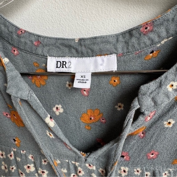 DR2 Top Womens Gray Floral Print Tassel Tie V Neck Short Sleeve Tunic size XS - Picture 2 of 4